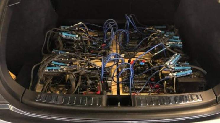 Imagem da matéria: Mineração de Bitcoin Dentro de um Model S da Tesla