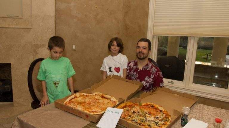 Imagem da matéria: Usuário que Comprou Duas Pizzas em 2010 por 10.000 Bitcoins Repete Feito com a Lightning Network