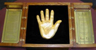 Imagem da matéria: Mãos de Ouro de Nelson Mandela São Vendidas Por US$ 10 milhões em Bitcoin