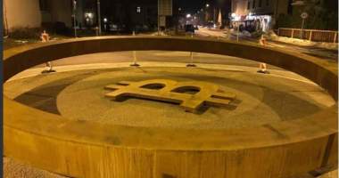 Imagem da matéria: Eslovênia Inaugura Primeiro Monumento Público em Homenagem ao Bitcoin