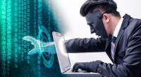 Ladrão místico roubando dados digitais por malware