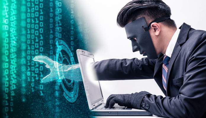 Ladrão místico roubando dados digitais por malware