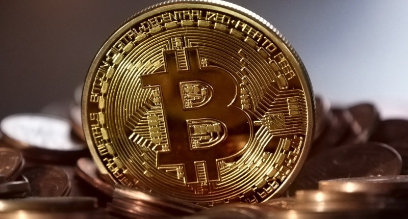 Imagem da matéria: Bitcoin não irá substituir o ouro, diz analista de empresa de investimentos