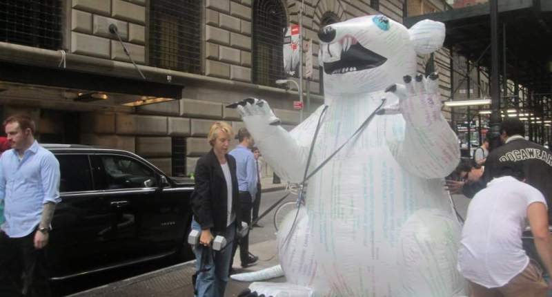 Imagem da matéria: Artista coloca rato inflável com códigos de Bitcoin na frente do Banco Central dos EUA