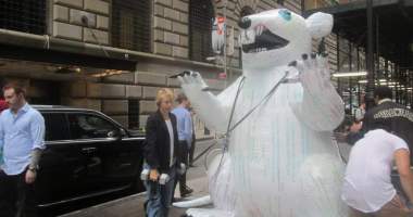 Imagem da matéria: Artista coloca rato inflável com códigos de Bitcoin na frente do Banco Central dos EUA