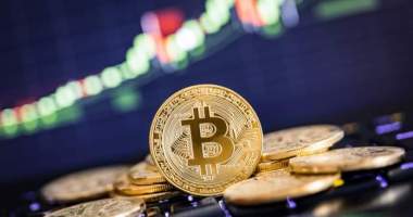 Imagem da matéria: Bitcoin sobe 4% e bate US$ 9.000; alta em 2020 chega a 24%
