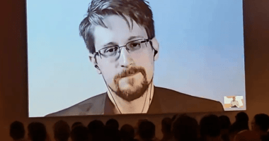 Imagem da matéria: Edward Snowden recebeu R$ 190 mil para falar sobre Bitcoin, e governo dos EUA quer o dinheiro
