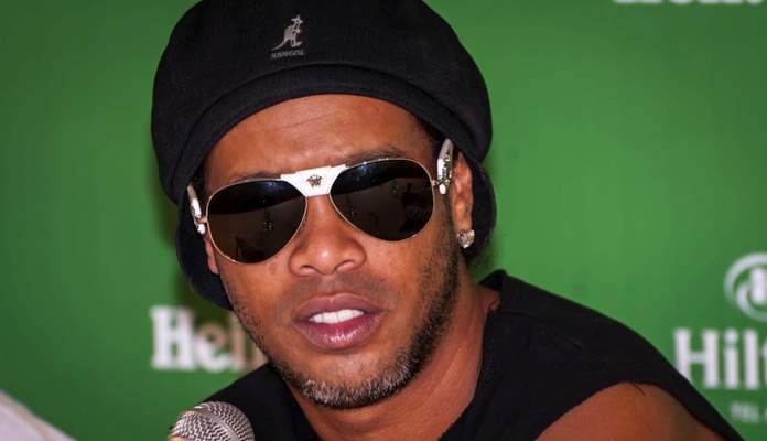 Ronadinho Gaúcho é fotografado de óculos escuros