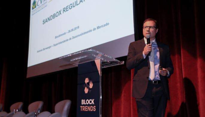 Imagem da matéria: “É preciso antes conhecer o que será regulado”, diz superintendente da CVM sobre blockchain