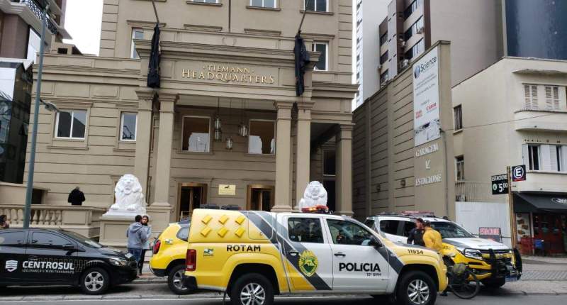 Imagem da matéria: Polícia Militar cumpre mandado de busca e apreensão na sede do Bitcoin Banco