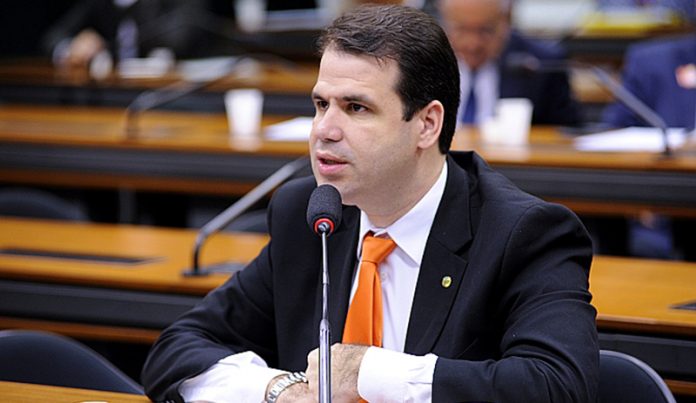 Imagem da matéria: “Quatro milhões de brasileiros já caíram em pirâmides”, diz deputado que quer criar CPI de criptomoedas