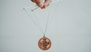 Imagem da matéria: O preço do Bitcoin estaria sendo manipulado? Entenda a relação com o vencimento dos futuros na CME