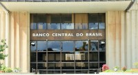 Imagem da matéria: Banco Central muda de R$ 10 mil para R$ 100 mil monitoramento de contas de quem não mora no Brasil