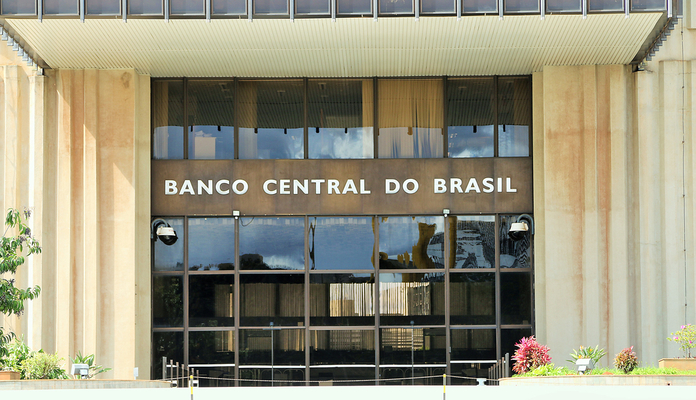 Imagem da matéria: Banco Central muda de R$ 10 mil para R$ 100 mil monitoramento de contas de quem não mora no Brasil