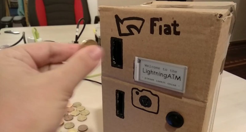 Imagem da matéria: Português cria caixa eletrônico de bitcoin de papelão; veja como funciona