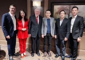 Imagem da matéria: Em jantar de R$ 18 milhões, criador da Tron dá 1 bitcoin para Warren Buffett