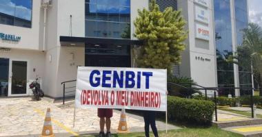 Imagem da matéria: Casal vítima da Genbit faz protesto em frente à empresa: "Devolva meu dinheiro"