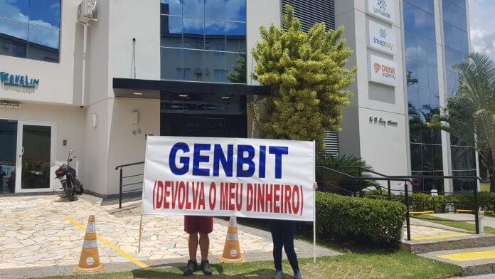 Imagem da matéria: Casal vítima da Genbit faz protesto em frente à empresa: "Devolva meu dinheiro"