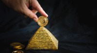Imagem da matéria: Criador de pirâmide com criptomoeda que roubou US$ 147 milhões é condenado a 10 anos de prisão