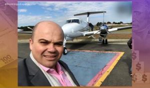 Criador da Genbit, Nivaldo Gonzaga, ao lado de jatinho