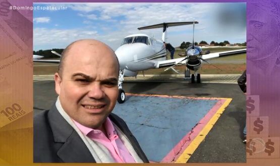 Criador da Genbit, Nivaldo Gonzaga, ao lado de jatinho