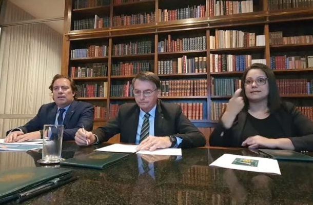 Presidente Jair Bolsonaro em reunião sobre auxílio emergencial com Pedro Guimarães