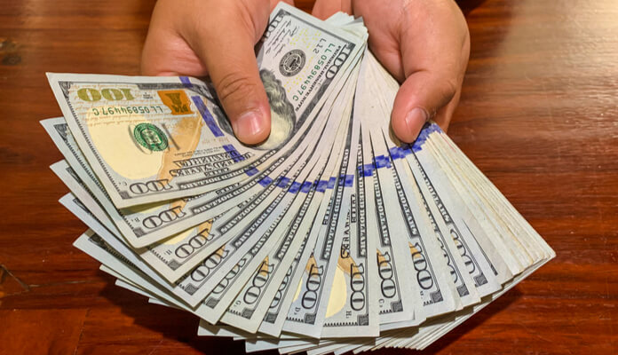 Imagem da matéria: Dólar fecha acima de R$ 5,50 em dia de tensão externa