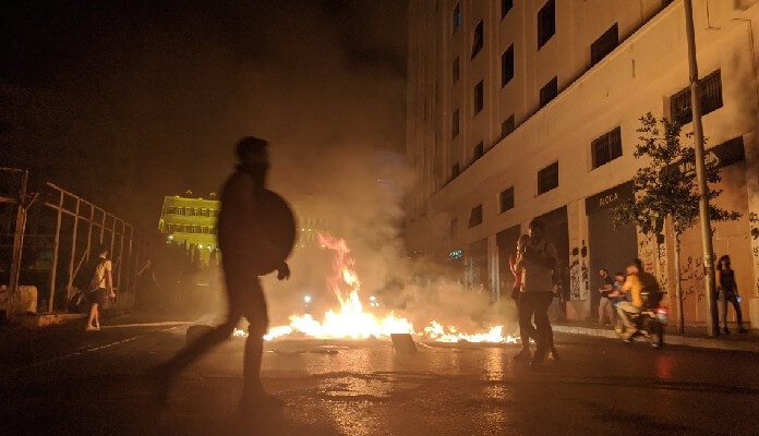 Imagem da matéria: Moeda do Líbano derrete e protesto coloca fogo em unidade do Banco Central do país