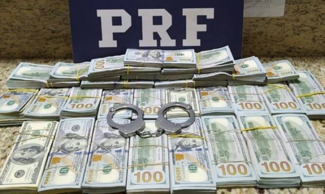 Imagem da matéria: Vídeo: PRF apreende 268,8 mil dólares escondidos e usa máquina para contar dinheiro