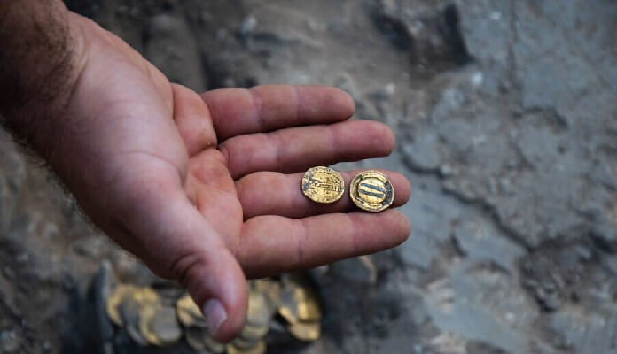 Imagem da matéria: Jovens encontram 425 moedas de ouro do século IX em escavações em Israel