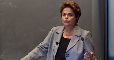 Imagem da matéria: Relator da CVM diz que Dilma deve pagar R$ 300 mil em caso da Petrobras, e votação é adiada