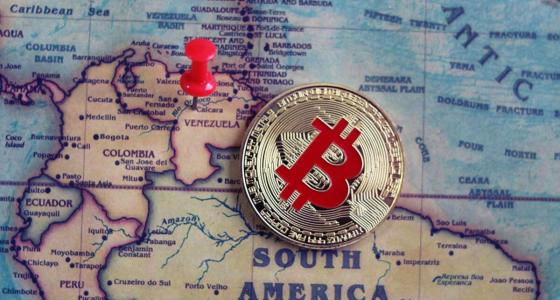 Moeda de Bitcoi sob mapa da América comd estaque para Venezuela
