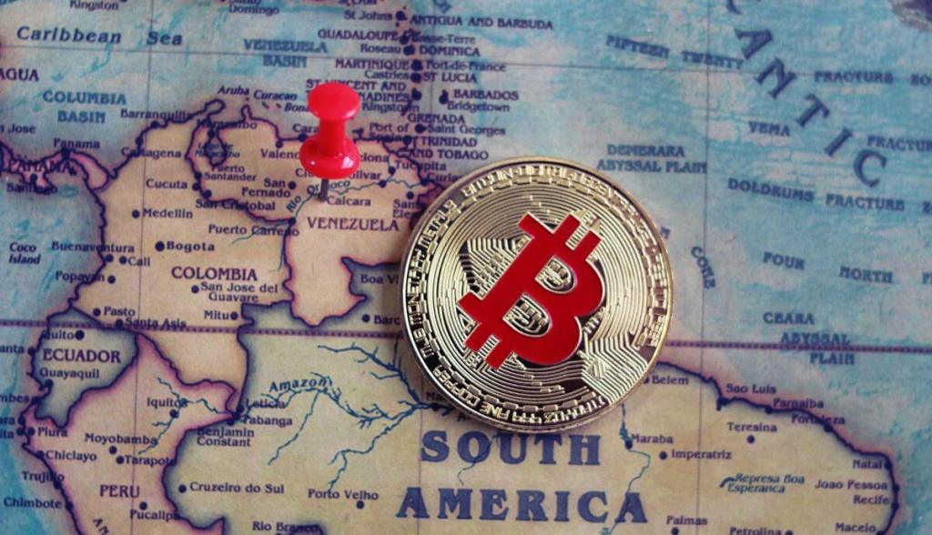 Moeda de Bitcoi sob mapa da América comd estaque para Venezuela