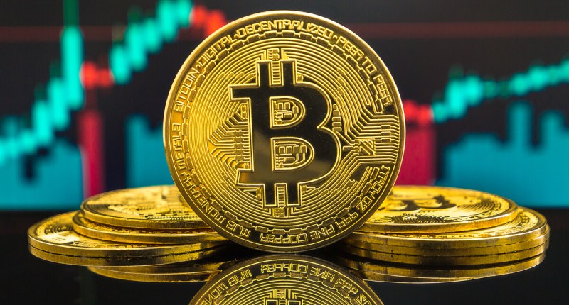 moeda de bitcoin com gráfico ao fundo