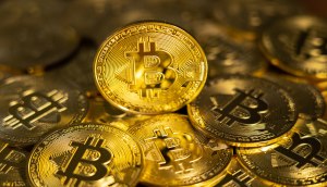 Moedas douradas de bitcoin sob a mesa