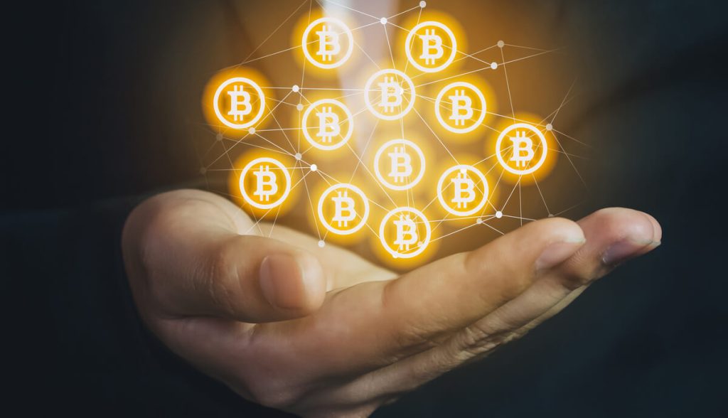 Imagem da matéria: Entusiastas das criptomoedas comemoram recorde do bitcoin nas redes sociais