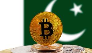 moeda de bitcoin à frente de bandeira do Paquistão