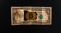 Imagem da matéria: Como a economia americana impacta no preço do Bitcoin?