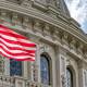 Prédio do Capitólio, o Congresso dos Estados Unidos, com bandeira