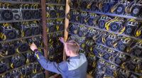 Imagem da matéria: Mineradores começam a acumular bitcoin durante a queda