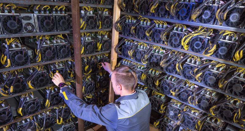 Imagem da matéria: EUA e Canadá encomendaram pelo menos 120 mil máquinas de mineração de bitcoin neste ano