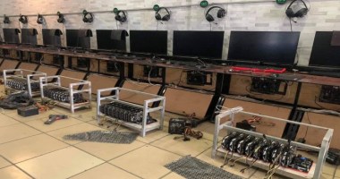 Imagem da matéria: Para não fechar, lan house usa computadores para minerar criptomoedas