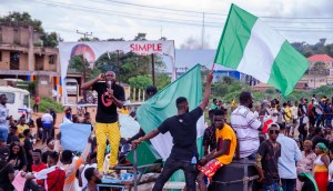 Imagem da matéria: Com moeda fraca e inflação alta, nigerianos adotam bitcoin e governo declara guerra