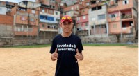 Murilo Duarte, o Favelado Investidor, posa para foto em favela