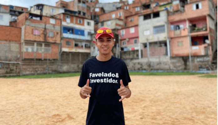 Murilo Duarte, o Favelado Investidor, posa para foto em favela