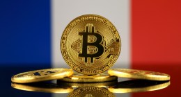 Moedas de Bitcoin diante de bandeira da França