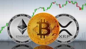 moedas de bitcoin, ethereum e XRP lado a lado- atras, gráfico de preço