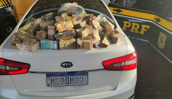 Imagem da matéria: PRF apreende R$ 1,2 milhão em dinheiro vivo dentro de carro de suposto policial civil