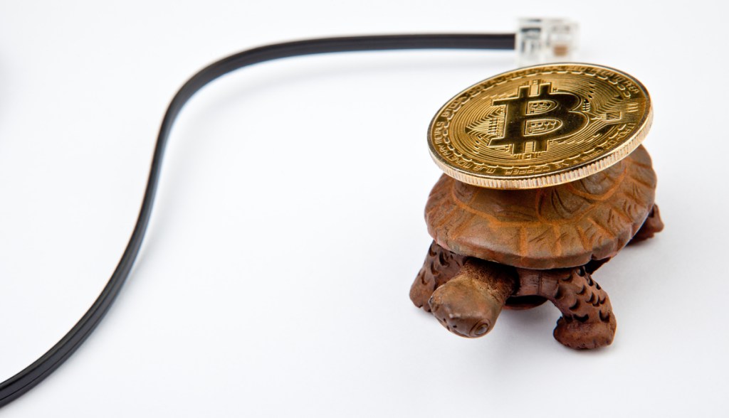 Imagem da matéria: Bitcoin opera no limite e rede tem mais de 200 mil transações sem confirmação