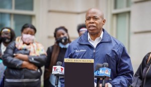 Prefeito de NOva York Eric Adams é fotografado em evento político